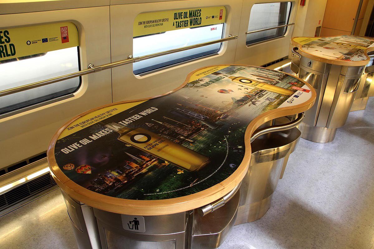 ¡Volvemos a hacerlo! Esta vez sorprendemos a viajeros de todo el mundo con el AVE de los Aceites de Oliva, completamente vinilado con la imagen de la campaña ‘Olive Oil World Tour. Olive Oil Makes a Tastier World”. 
#LetsMakeATastierWorld #OliveOilMakesATastierWorld