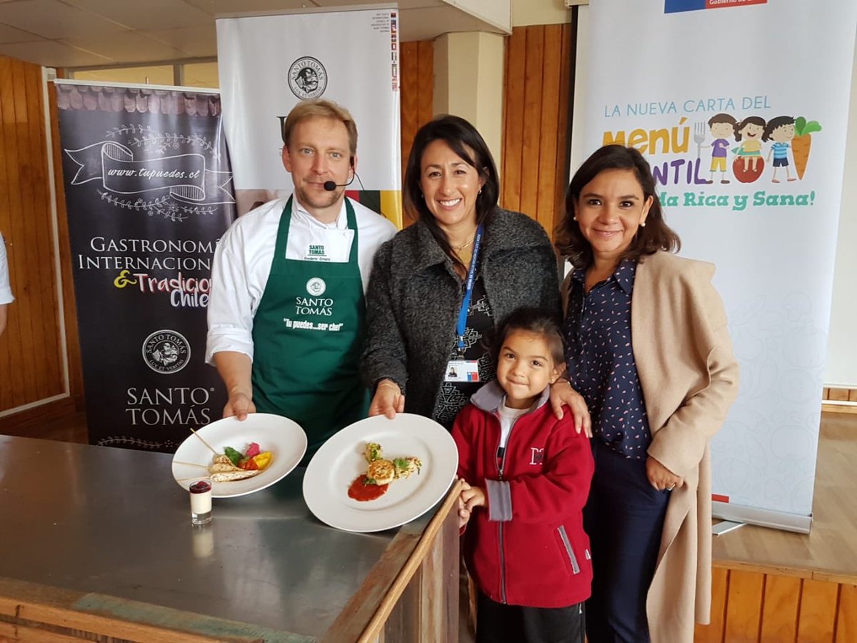 seremisalud10's tweet photo. Agradecidos de todos quienes participaron en capacitaciones realizadas en la Región de Los Lagos a chef y maestros de cocina 👩‍🍳👨‍🍳. El fin de esta actividad es, la incorporación voluntaria, de un menú infantil más saludable y de menor densidad calórica😋
#NuevaCartaDelMenúInfantil https://t.co/i4FZRjKBGA