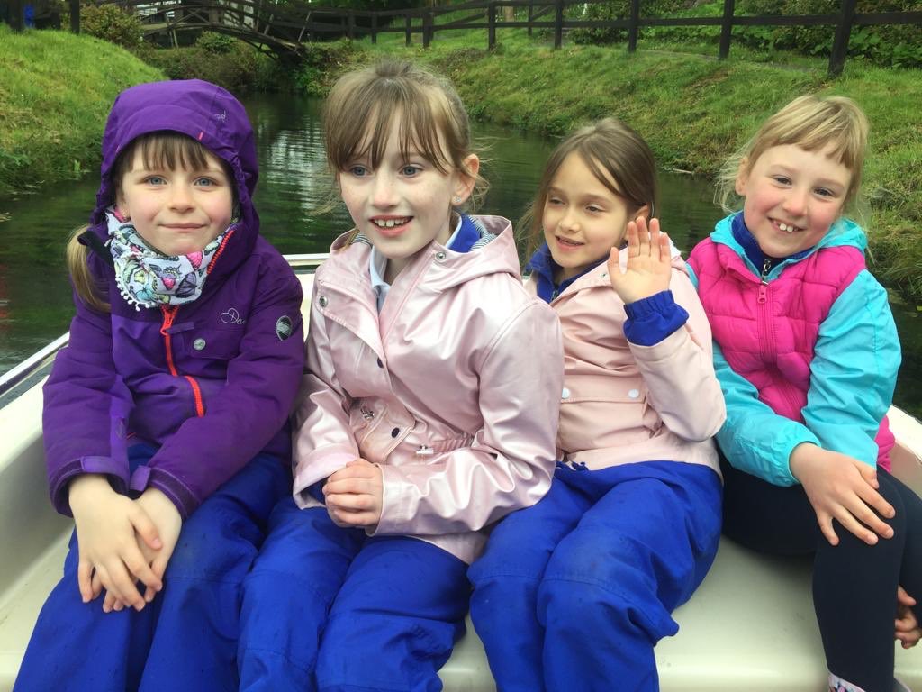 stpatricksgnslk's tweet photo. It’s not that #longwaytoTipperary 😉 First and second class in #ParsonsGreen #schooltour #fun #feedinganimals #horseandcarriage #FarmLife https://t.co/Lo177aNzvq