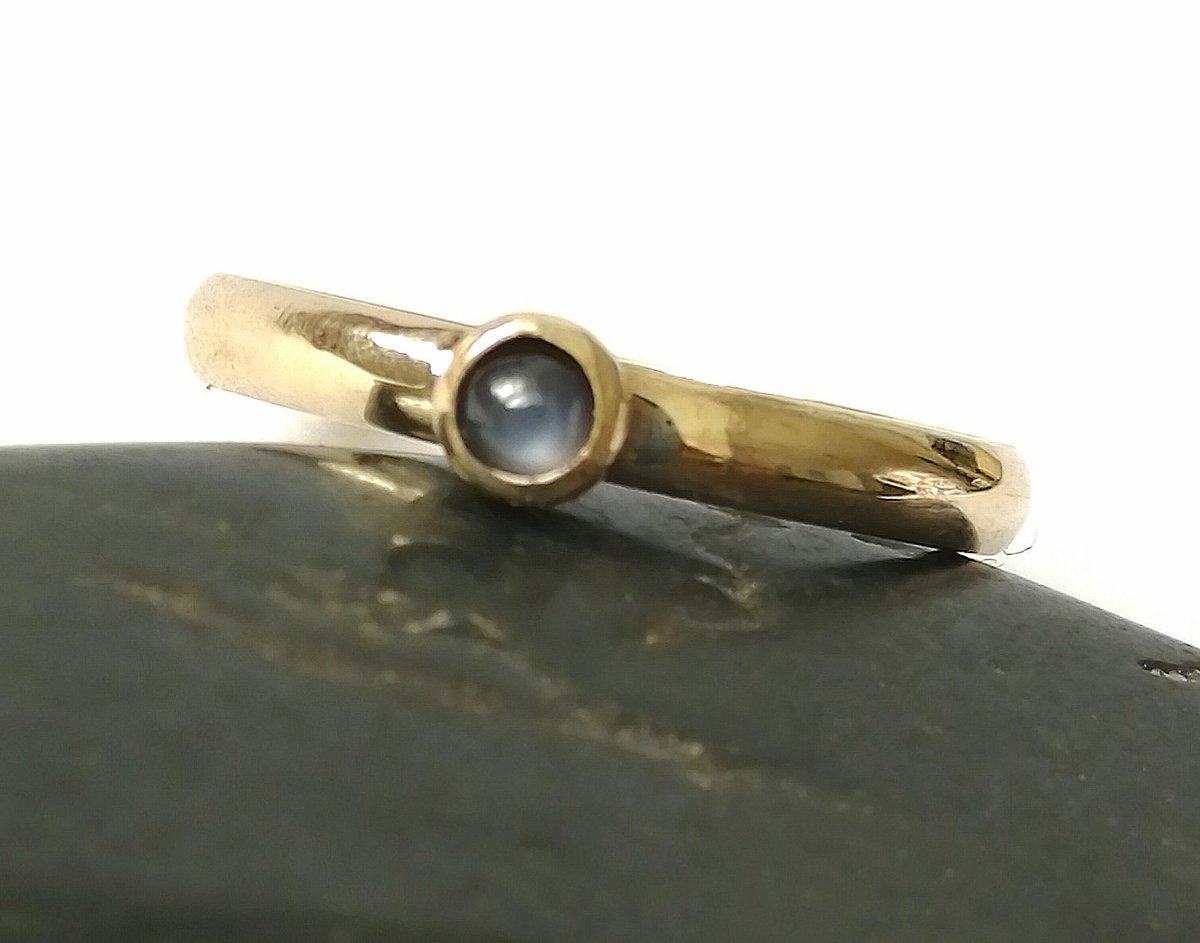 Natural hand cut Australian Sapphire set on a hand made gold ring glitterandgem.co.uk #brighton #sapphire #sapphiregoldring #natural #untreated #ethicalgems