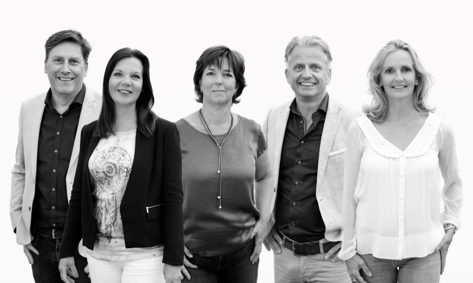 Hoe aardig zijn de buren eigenlijk?
Zo zijn er nog vele andere belangrijke vragen
Als wij u begeleiden bij de #aankoop van uw droomhuis, zullen wij iedere vraag beantwoord krijgen, alvorens u de koopovereenkomst tekent.
dld.bz/hndCs
035-6015050
info@vanwijkmakelaars.nl