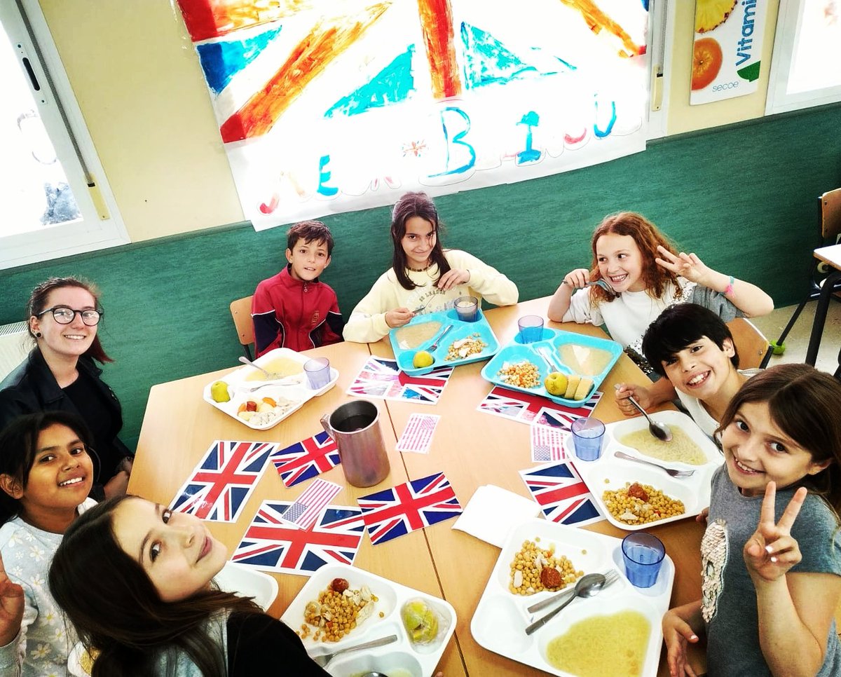 CEIPGandhi1's tweet photo. Ya está en marcha una gran iniciativa para lograr que los alumnos de primaria puedan practicar inglés mientras comen. Se trata de la "MESA BILINGÜE", iniciativa propuesta por el Colegio y apoyada por el personal de comedor del Centro. https://t.co/Ds5vfsQfOn