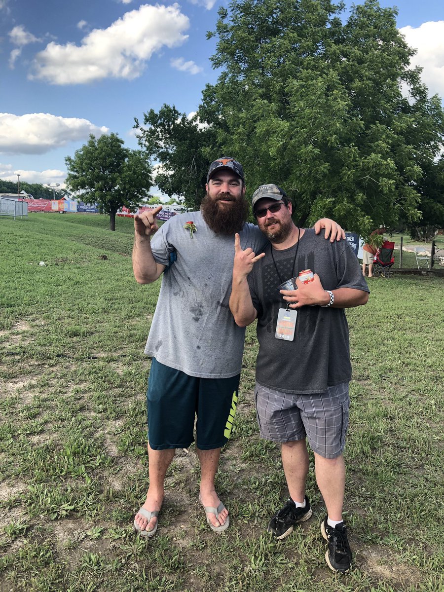 BigUglyTailgate's tweet photo. Did you get some pics at #HornBash with the crew? Send em! #Austin https://t.co/QW3OwYwNE8