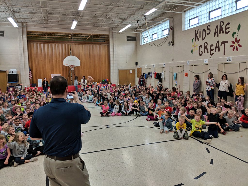 joemullikin86's tweet photo. Thanks to @13WREX for coming out and talking with our students today about weather preparedness! Thanks to Justin Ballard for sharing his knowledge with us to make sure we stay safe!! #WeAreMCUSD #ProjectTornado https://t.co/8J6MHFeFW9