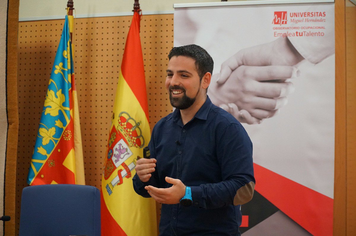 🎓<a href="/AitorPM14/">Dr. Aitor Pérez</a>, podólogo de Podoactiva, durante su charla en las jornadas de #Empleo de la <a href="/UniversidadMH/">UMH</a> a los alumnos de #podología. ¡Muchas gracias por dejarnos poner nuestro granito de arena! #PisaBienViveMejor #Formación