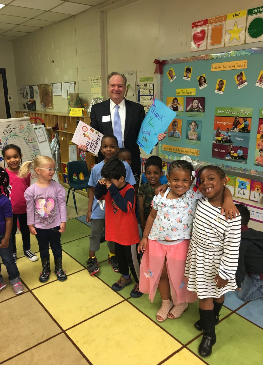ChamberPHL's tweet photo. Huge S/O to title sponsor @WellsFargo's Joe Kirk for joining us this morning at Haverford school #ReadPHL https://t.co/UXPH2vEZS0