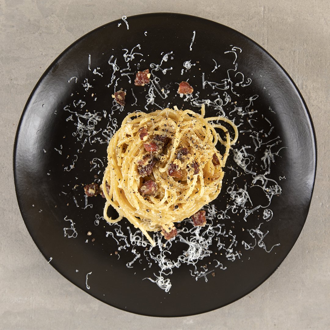 A_petretzikis's tweet image. Σήμερα το #KitchenLab είχε κάτι από... Ιταλία! 😎Θέλετε να μάθετε πώς να φτιάξετε αυθεντική καρμπονάρα, δροσερή σαλάτα καπρέζε και αρωματικό κοτόπουλο στον φούρνο με μπαχαρικά;;; Δείτε τα βίντεο εδώ: bit.ly/2DXVc93, bit.ly/2u6i28Y &amp;amp; bit.ly/2DZvTDJ!