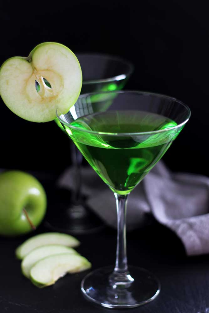 Тини коктейли. Мартини Грин. Green Apple Martini. Appletini коктейль. Яблочный мартини.