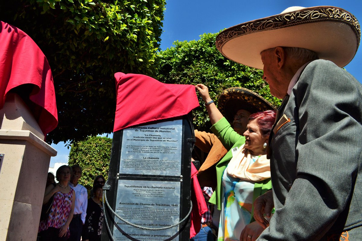 DistilleryZb's tweet photo. 🙌Declaratoria de la #Charrería como Patrimonio Cultural Intangible de #Tepatitlán y develación de busto de Andrés Z. Barba, promotor de la Charrería en México.👏👏
Galería de fotos de @kioscoinfo https://t.co/xMpzRZlxUp