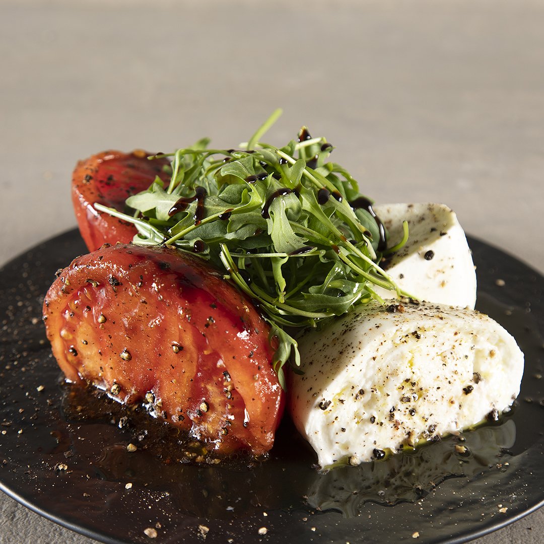 A_petretzikis's tweet image. Σήμερα το #KitchenLab είχε κάτι από... Ιταλία! 😎Θέλετε να μάθετε πώς να φτιάξετε αυθεντική καρμπονάρα, δροσερή σαλάτα καπρέζε και αρωματικό κοτόπουλο στον φούρνο με μπαχαρικά;;; Δείτε τα βίντεο εδώ: bit.ly/2DXVc93, bit.ly/2u6i28Y &amp;amp; bit.ly/2DZvTDJ!