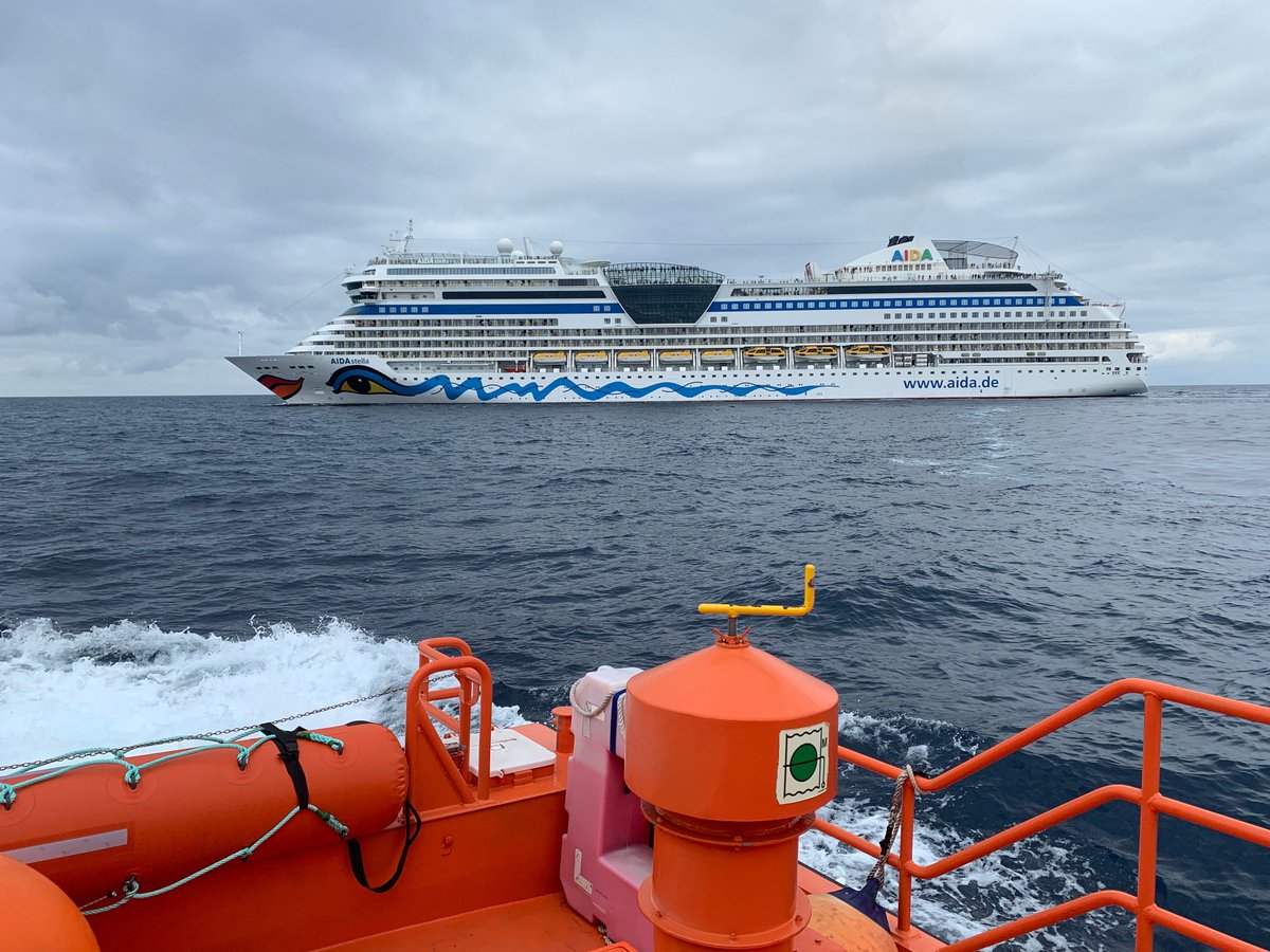 Esta mañana la Salvamar Arcturus realizó la evacuación médica de una pasajera de 84 años del crucero Aidastella. La afectada fue trasladada junto a su hija al puerto de #Tarifa, donde fue atendida por una ambulancia.