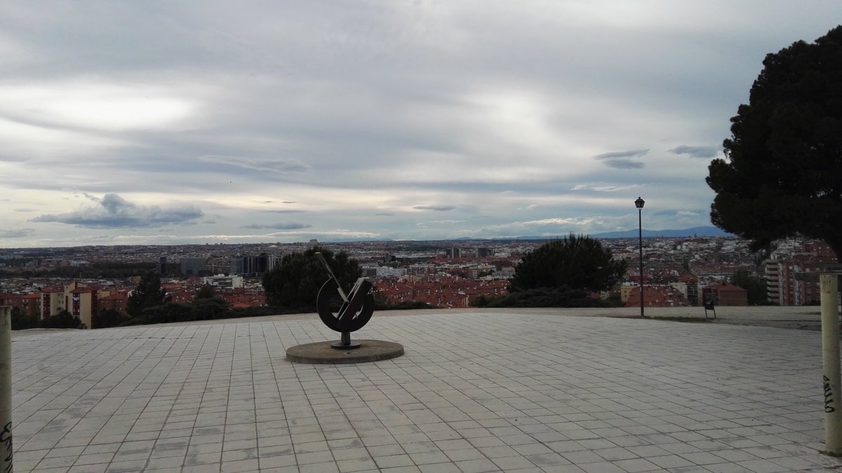 EvaDuranRamos's tweet photo. #Madrid desde un emblemático mirador en Puente de Vallecas, que sirvió de inspiración a conocidos maestros de la #pintura. Y son muchos los amantes de la #fotografía, que se acercan a captar esos cambios de luz sobre la #ciudad. Cuando la belleza se plasma en esa imagen. #España https://t.co/n8KpXOAhP3