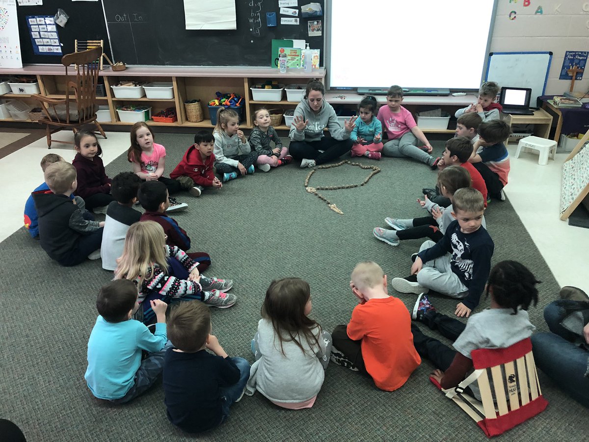 DeannaQuinn85's tweet image. Learning how to pray the rosary #STMTCourtice #pvnclearns #pvncprays #kindergartenrocks @MotherTeresaCES