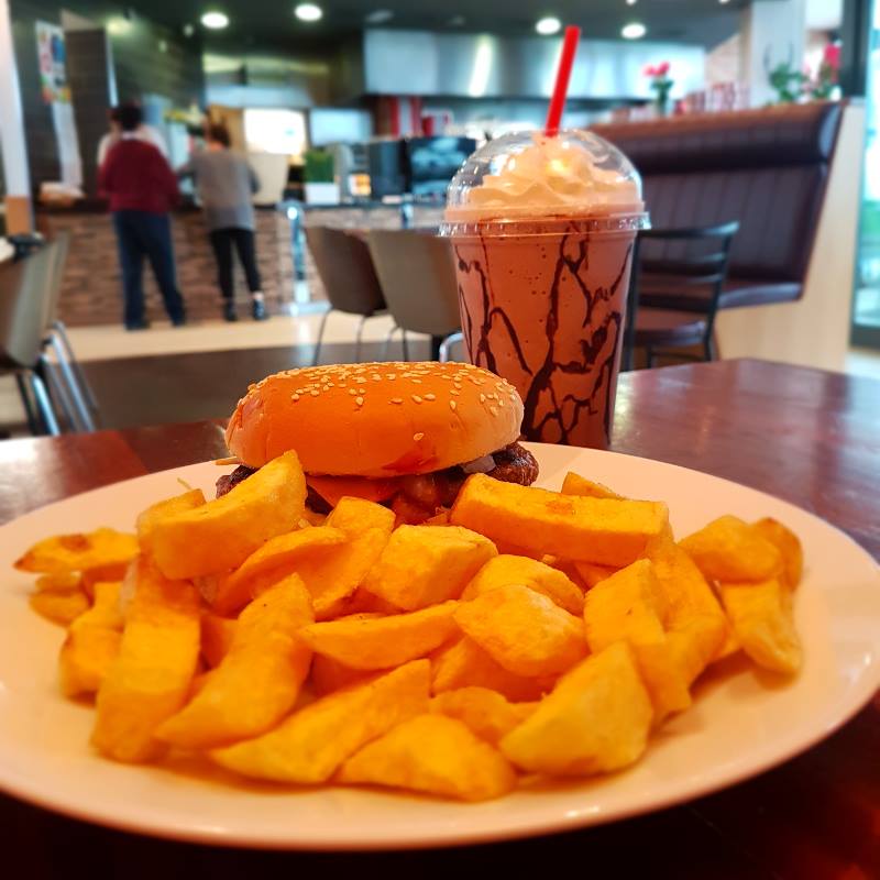 MacarisDublin's tweet photo. A delicious juicy burger &amp; fresh chips…the meal of champions…
Visit our website for the number of your local store or to order online => https://t.co/baxlgJIMD7
#midweektakeaway #chipper #dublintakeaway #itica #macarisdublin #foodies #lovefood #dublineats #takeaway #lovindublin https://t.co/sDGb1nXZwW