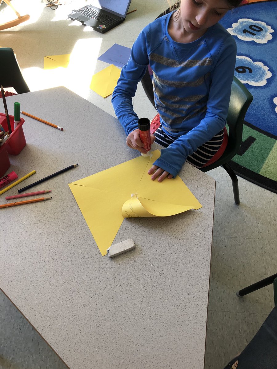 MmeHannah1's tweet photo. Nous sommes très reconnaissants pour Jésus pendant cette semaine de l’éducation catholique. Les élèves ont écouté l’histoire « Sur la route d’Emmaüs » avant de commencer nos vire-vents 😊@LisaSamrai @smbmerrickville https://t.co/ZhkCvKTzIl
