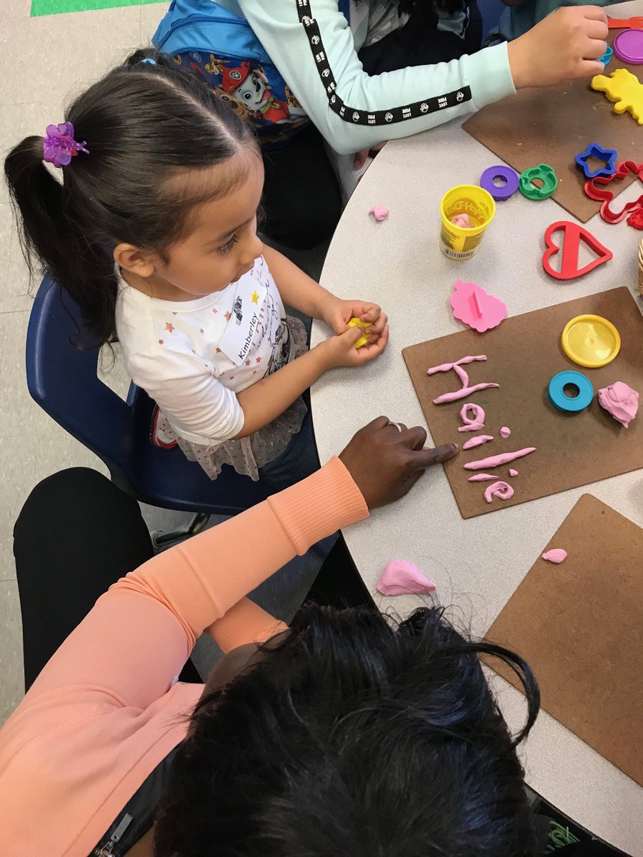 EducatorBaker's tweet photo. Pre-Y1 students are readers! Inspiring parent-guardians at Highview PS to use environmental print and Ss’ names to foster literacy behaviours. #capableandcompetent. @TDSBLindaCurtis @lstrangway @MsPoulis https://t.co/gSuW2uWcSd