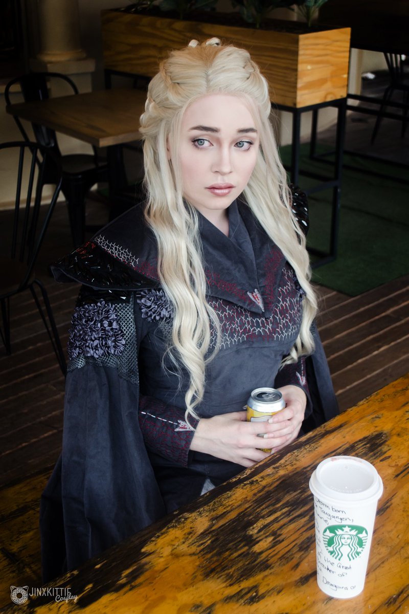 itsJinxie's tweet photo. When they talkin' shit about you because you forgot to move your Starbucks cup 💀😂
#gameofthrones  #starbucks https://t.co/Yxppc86kWs