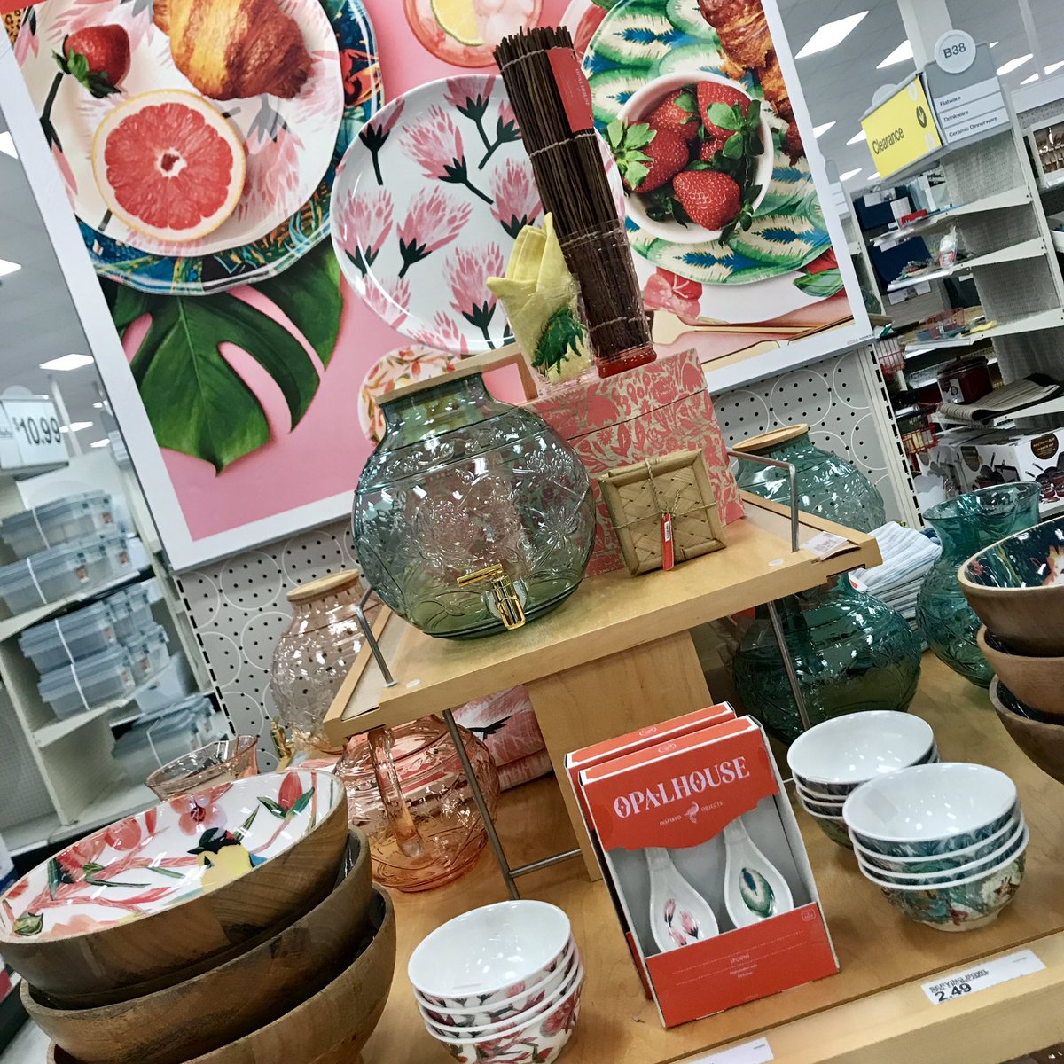 KaserKat's tweet photo. Melamine for daaaaays. Opalhouse for the win! 🙌 #Target #TargetStyle #TargetVM #TargetOpalhouse #Opalhouse #OutdoorLiving #SpringFling #Target2119 #Safari https://t.co/q6rFvG8mGY