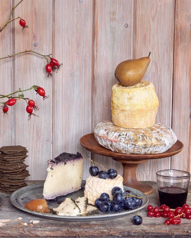 What a spread 🙌🏼 A shot from our Guide to Artisan Cheese featuring #MillersDamsels Charcoal Wafers, <a href="/Globalharvestuk/">Global Harvest</a> Caramelised Apple Conserve, #MayHillGreen, #LangresCheese, #BarkhamBlue, <a href="/BerkswellCheese/">Berkswell Cheese</a> Baby 📩 Ask your local Account Manager for more details
