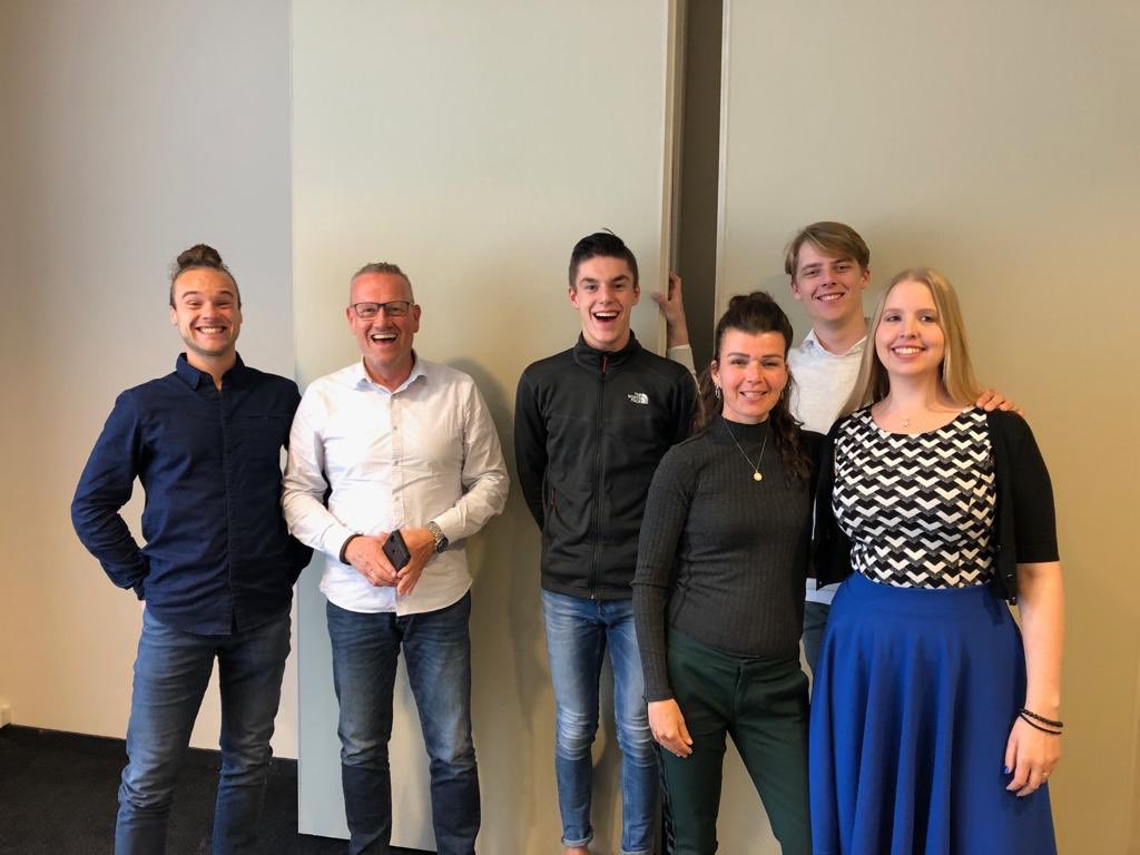 Hackaton  met teams van 3 #zoz finalisten olv <a href="/jweltevreden/">Jesse Weltevreden</a> en <a href="/TibertVerhagen/">Tibert Verhagen</a>  #hva gestart. Inspirerende ideeen <a href="/C1000stadsk/">JUMBO Froukje Sloot</a> <a href="/PLUSSMITSCBORG/">Plus Smits Culemborg</a> <a href="/AH_Franeker/">AH-Franeker</a> ! Benieuwd naar het resultaat? Kom naar de Dag van het <a href="/Vakcentrum/">Vakcentrum</a> vakcentrum.nl/bijeenkomsten/…