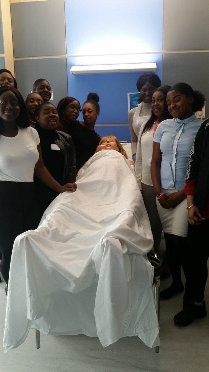 Year 13 students from St Anne’s school experience a day as a midwife ⁦@NorthMidNHS⁩ #getthem young#midwifeforaday