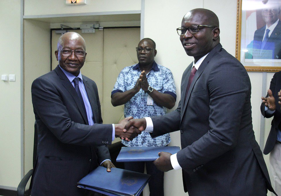 aigfci's tweet photo. Une cérémonie de signature de Mémorandum d’entente entre l’Agence Ivoirienne de Gestion de Fréquences radioélectriques @aigfci et l’Autorité Nationale de l’Aviation Civile (ANAC) a eu lieu ce mardi 30 avril 2019 dans les locaux de l’ANAC. https://t.co/nE0qd4uc6b https://t.co/nB3YtuPJ1y