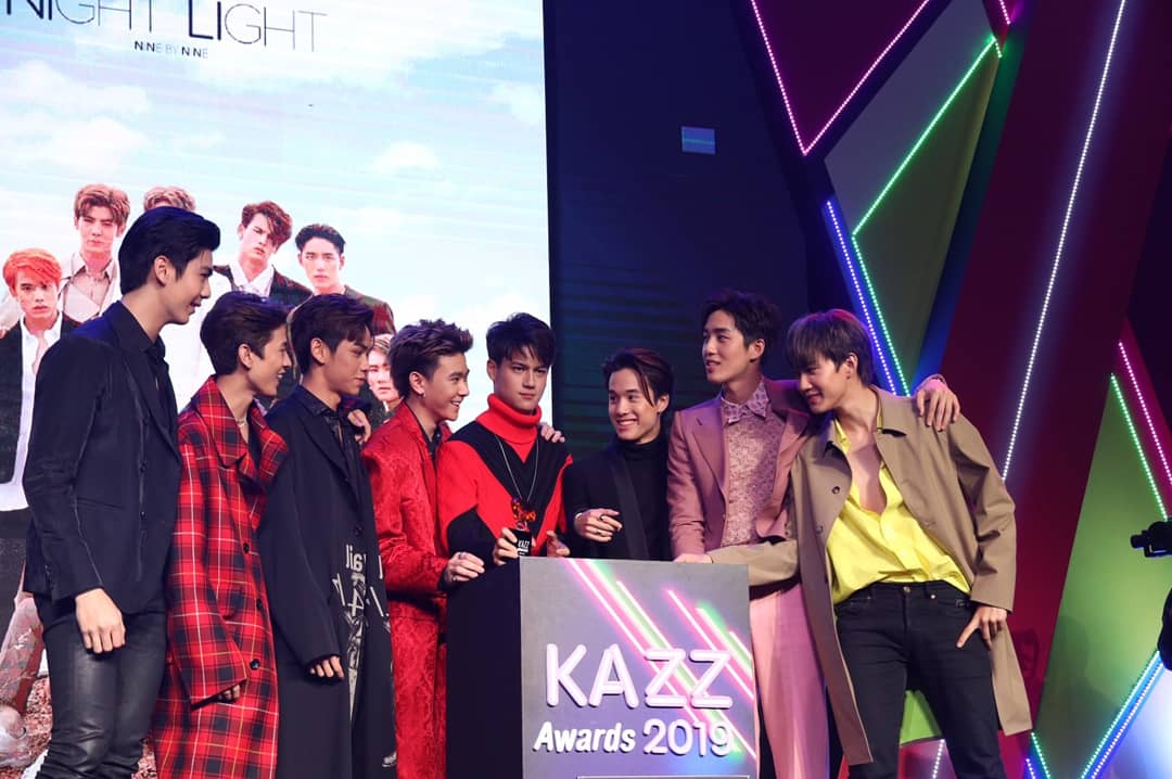 4NOLOGUE's tweet photo. ขอบคุณ #Kazzawards2019 ที่มอบรางวัลให้กับพวกเรานะครับ

🏆 Rising Star : 9×9
🏆 ละครแห่งปี : เลือดข้นคนจาง
🏆 หนุ่มปังแห่งปี : เจมส์ ธีรดนย์

ที่สำคัญขอบคุณกำลังใจและเสียงเชียร์จาก #NIGHT9x9 ทุกคนมากๆ นะครับ ❤
.
#9by9TH
#4NOLOGUE https://t.co/qbuoSLvcoq