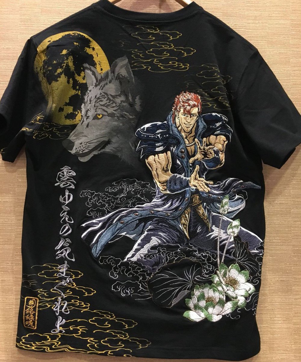 Blox 北斗の拳 雲のジュウザ 刺繍 Tシャツ ラオウも恐れる天賦の才を持つジュウザ 背面には自由で男らしい生き様の ジュウザらしい名言 雲ゆえの気まぐれよ という文言 さらに左肩にはジュウザを語るうえでは欠かせない 泰山天狼拳を象徴する狼と月
