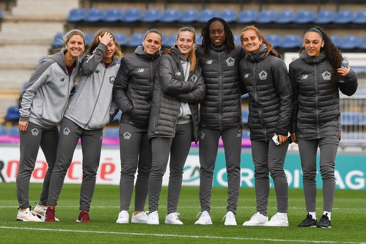LOSC_Feminines's tweet photo. Reconnaissance pelouse pour les joueuses du @losclive au Stade Gaston Petit 
#OLLOSC https://t.co/bsgnEgF9TG