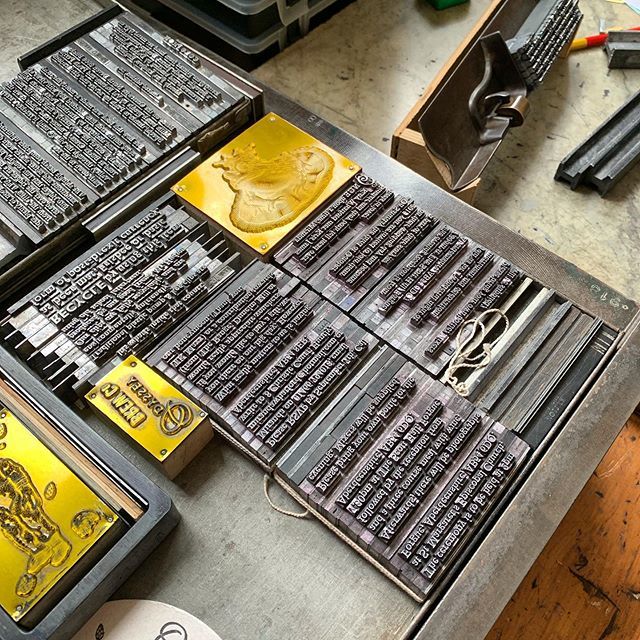 mostlyflat's tweet photo. There will now be a short intermission while I diss this type. It’s only sat on this galley for FOUR YEARS. 😱
.
.
.
#dissing #redistribution #metaltype #composingroomchores #necessaryevil #letterpress #handsettype #veronese https://t.co/nB9WnijxNM https://t.co/XkaG2WGiLk