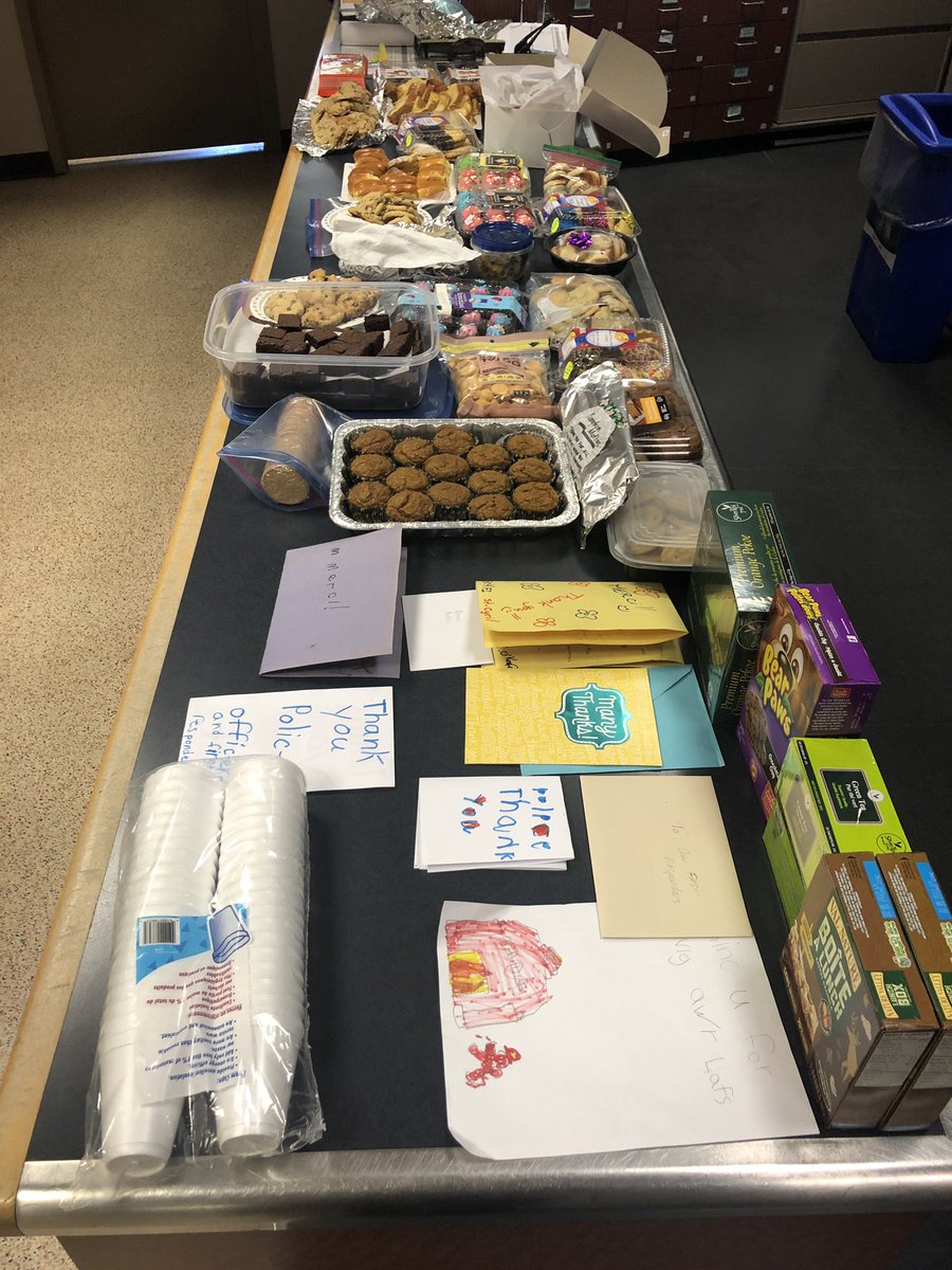 OfficerShari's tweet photo. Thank you @StCyrilCSPC student &amp; parent community - for the assembly, cards and delicious treats. Amazing way to thank First Responders. Great Community!! @TCDSB @TorontoPolice @TPS32Div #torontostrong https://t.co/YVQiCul8xF