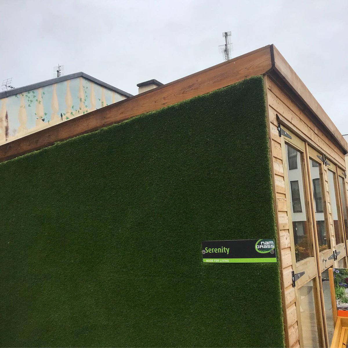 I was up seeing Simon @BENCECheltenham today. New @Namgrass display of #serenity on the side of the landscaping cabin looking 👌🏻👌🏻😍

#madeforliving #artificialgrass #namgrass #jointhestory
