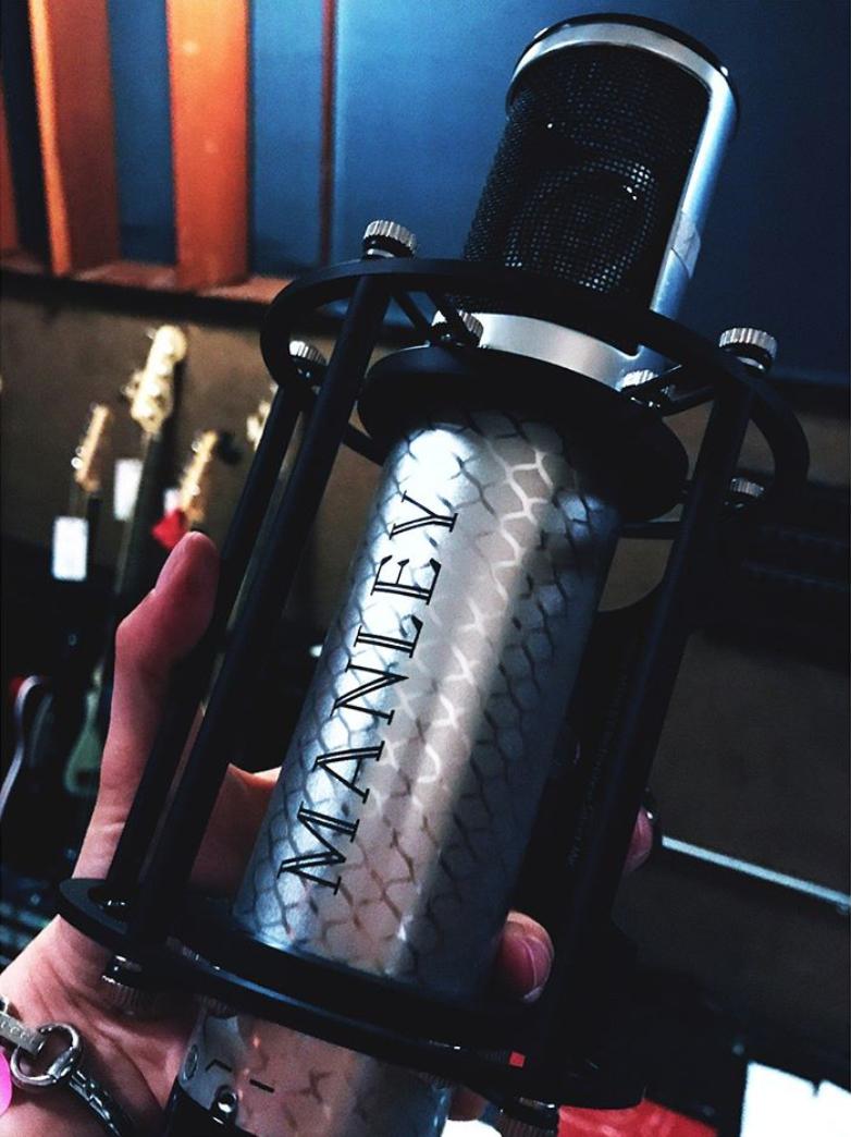 manleylabs's tweet photo. Manley Reference Silver sighting! Thanks for the great photo, IG @audiotestkitchen! 
- 
#repost "Soon you'll be able to savor 225 microphone flavors on the Audio Test Kitchen platform. Meanwhile, here's a mic to drool over. 🤤"⁣
#tubesrule #silvermic #tubemic #audiotestkitchen https://t.co/FNeiquiVmS
