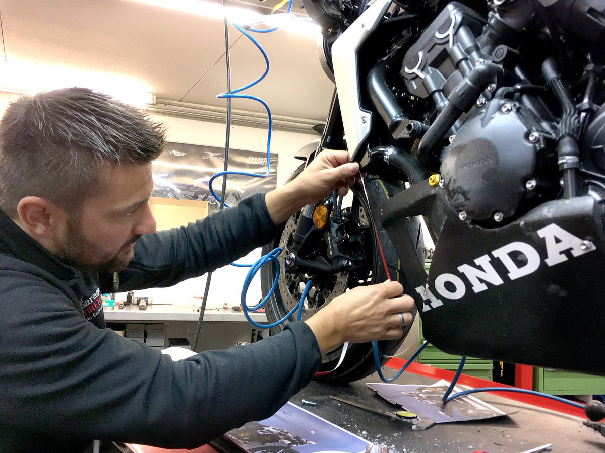 hondamotorussia's tweet photo. Cafe Fighter по имени R-adical - яркий пример, как малыми средствами можно из серийной модели сделать свой уникальный мотоцикл.
#Honda #HondaMotoRussia #CB1000R #Radical #CafeFighter #кастом #custom #мото #байк
https://t.co/RbMIpluIJv https://t.co/R8fVC8rzqw