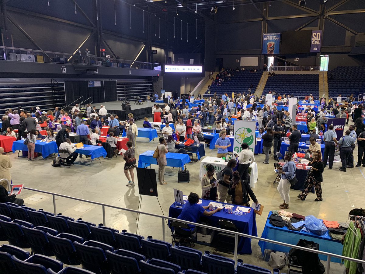DOES_DC's tweet image. Join us at the #FindYourFutureDC Citywide Resource and Empowerment Expo! Come learn about job opportunities, housing, youth services + more at the Entertainment and Sports Arena in Congress Heights. We are here until 4pm. #DCValues
