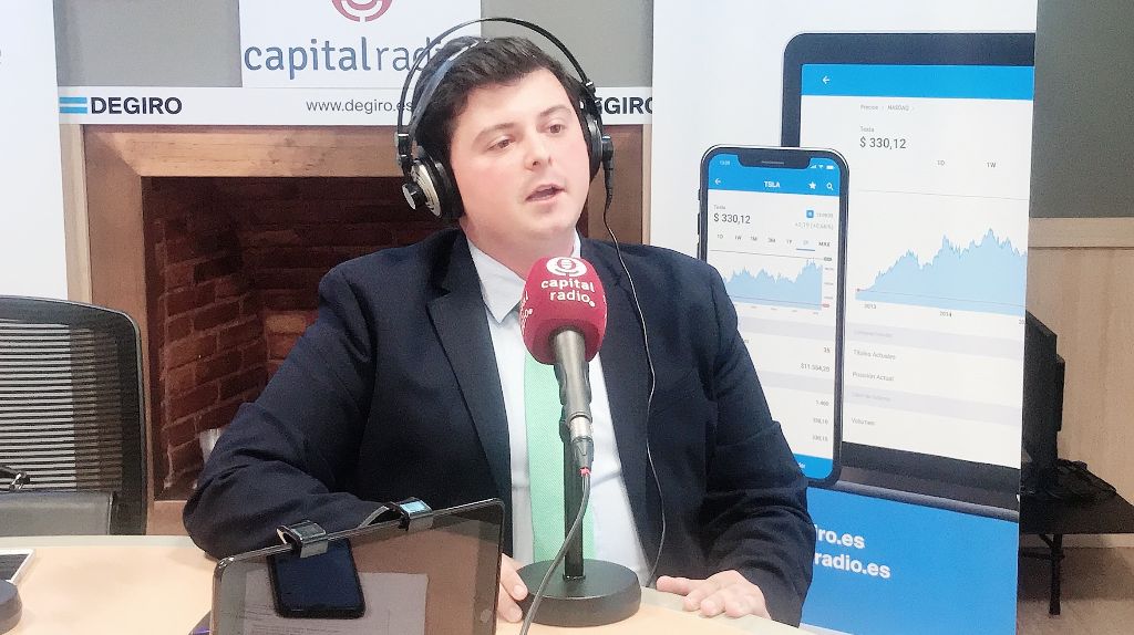 capitalradiob's tweet photo. Sobre la caída de la bolsa tras el tuit de @realDonaldTrump:

📌"Esto hace que se confirme la debilidad de las subidas del mercado, que tampoco estaban acompañadas por la economía real"

🔹Fernando Pérez @AgoraEAF en #MercadoAbierto

https://t.co/s3zVmNxR2z https://t.co/U6ahuQWnkt