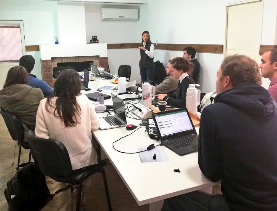SummitAgroAr's tweet photo. También estamos en Trenque Lauquen con @marapavan78 discutiendo estrategias de control de malezas difíciles con los técnicos de la consultora  @sosagro1 👏
#FIERCE #yamato #Sumisoyatop #stagger #Brucia #Howler https://t.co/6tb2f8udET