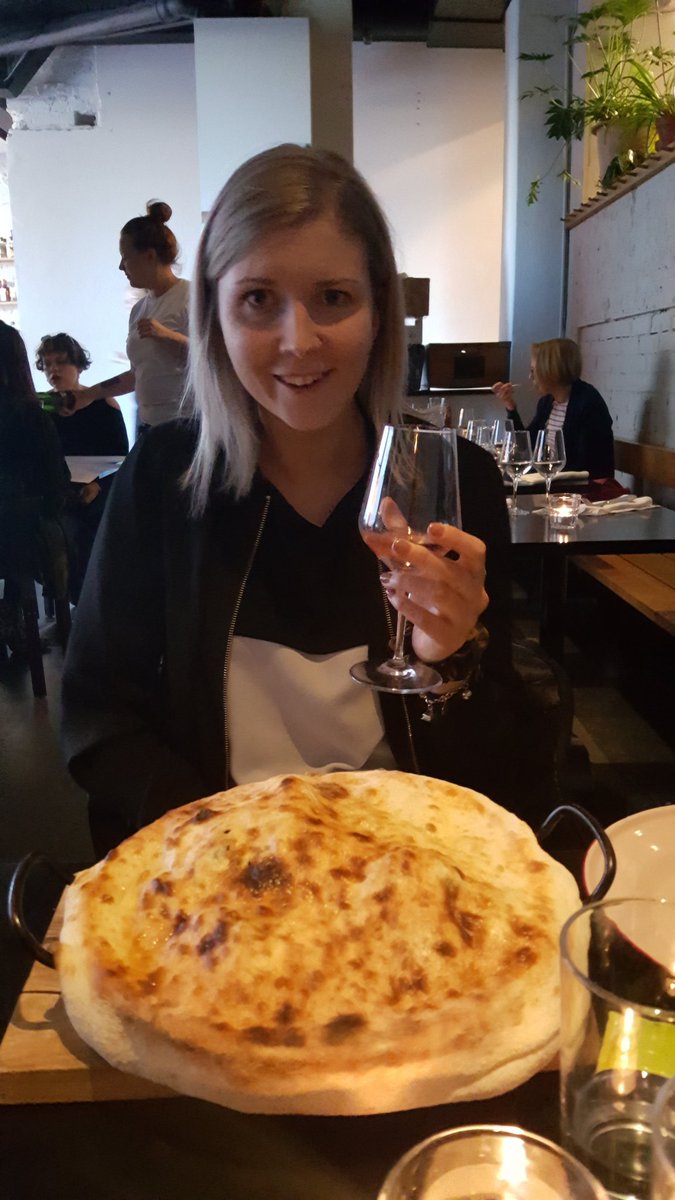 katri_leikola's tweet photo. Superhyvää ruokaa (söin ahvenia, kummityttö Lilli sinisimpukoita)- ja vielä parempaa roseta, tarjoili ravintola Pontus. Samalla juhlittiin Lillin synttäreitä ja valmistujaisia.
Nyt sitten #MakingOfLea taas, vähän uudistetulla miehityksellä! Jännää 😍 @KOM_teatteri https://t.co/Mbowxbu2xY