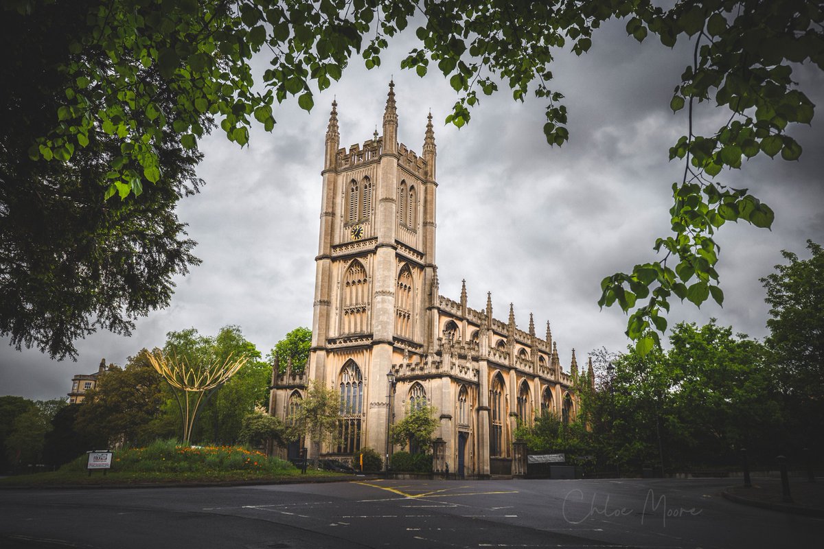 Moody sky behind St Mary's this afternoon. I hope you all remembered to pack your umbrellas! ☔️

#Bath #VisitBath #Travel #Architecture #Photography #VisitEngland