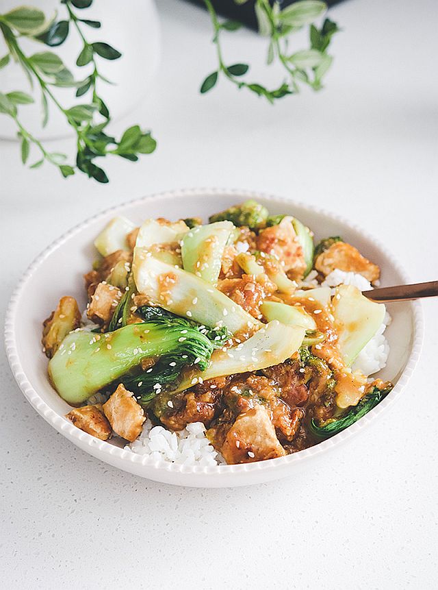 itslivb's tweet photo. Forget take-out! This easy vegan recipe for Orange Ginger Chick-un Stir Fry is the perfect home-made meal! https://t.co/zTbJWwTBi9 #vegan #recipe https://t.co/CMikk3zBWj