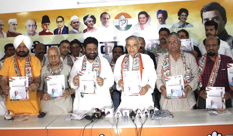 pawanbansal_chd's tweet photo. जो कहा वो किया।चंडीगढ़ के बेहतरी और खुबसूरती को दुबारा बरकरार रखने के लिए तथा लोगों की सहूलतों को ध���यान में रखते हुए हमने आज अपना घोषणा पत्र जनता के बीच रखा है। 
आईये हम सब मिलकर अपने चंडीगढ़ को फिर से संवारे,और इसकी खोई हुई गरिमा को वापस लायें।
#अपनाचण्डीगढ़
#संवरा_था_संवारेंगे https://t.co/YIzVzjFT1D