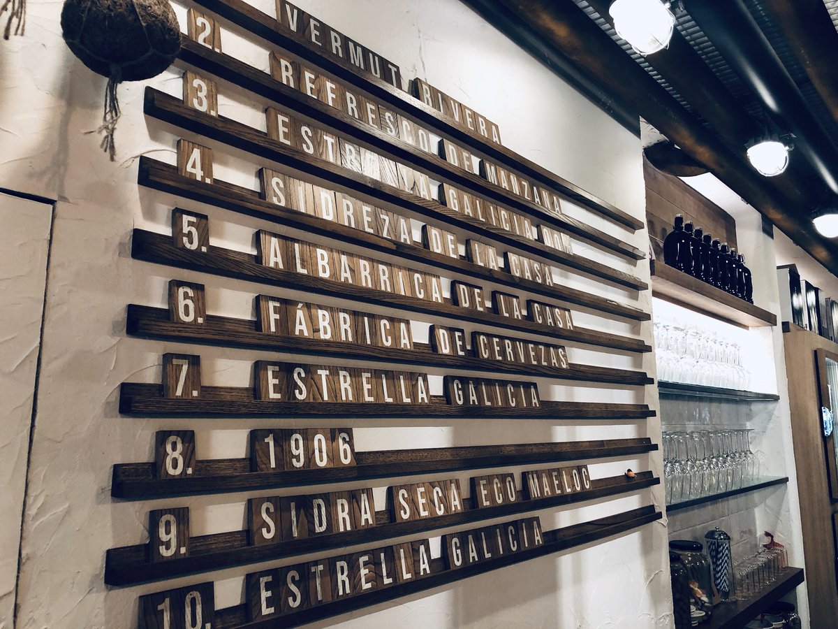 LaTitaVigo's tweet photo. En @LaTitaVigo tenemos variedad para dar y beber: 10 grifos para tomar Vermut Rivera, Refresco de manzana, o sidra seca ecológica Maeloc. ¡Elige el que más te apetece y disfrútalo con nosotros!
#Vigo #vermut #sidraseca #refrescodemanzana #sidra #EstrellaGalicia #galicia https://t.co/EtTxG6Rwcp