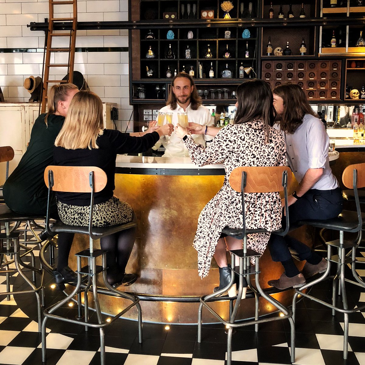 breadstkitchen's tweet image. Love cocktails? 🍸Then why not learn to make them yourself with a cocktail masterclass! Head to our website to find out more: gordonramsayrestaurants.com/bread-street-k…. #UpYourStreet #CocktailMasterclass