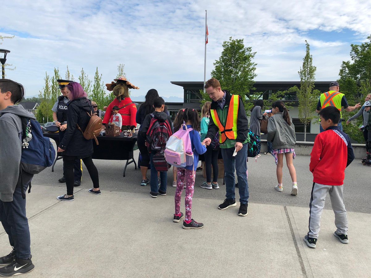 PreventCrimes's tweet photo. Today our #volunteers are supporting #thankyouforthinkingofme with @icbc @SurreyRCMP @CityofSurrey @TransitPolice @SurreyNowLeader https://t.co/maE7dIIZzx