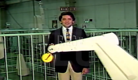 13iChile's tweet photo. Desde Japón, Hernán Olguín presenta las máquinas y tecnologías de la fábrica Kawasaki en un reportaje de Mundo ’84. 
🤖🤖🤖
#LegadosdeHernánOlguín

https://t.co/ggLcrEs6Kr https://t.co/EQCZmpWTHV