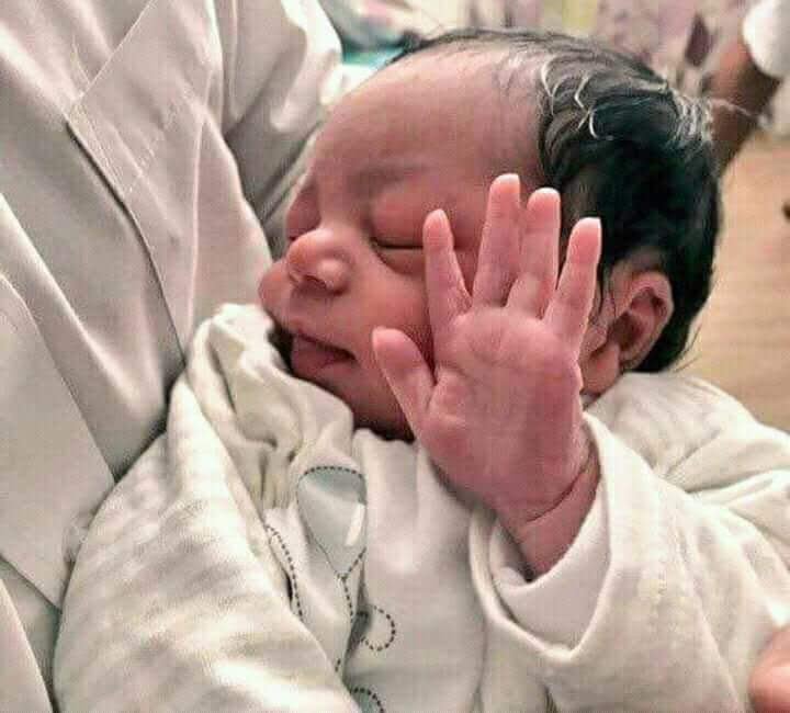 simply_x's tweet photo. Stop showing us those ugly ass thumbs tuu! https://t.co/bup3kRmh4k
