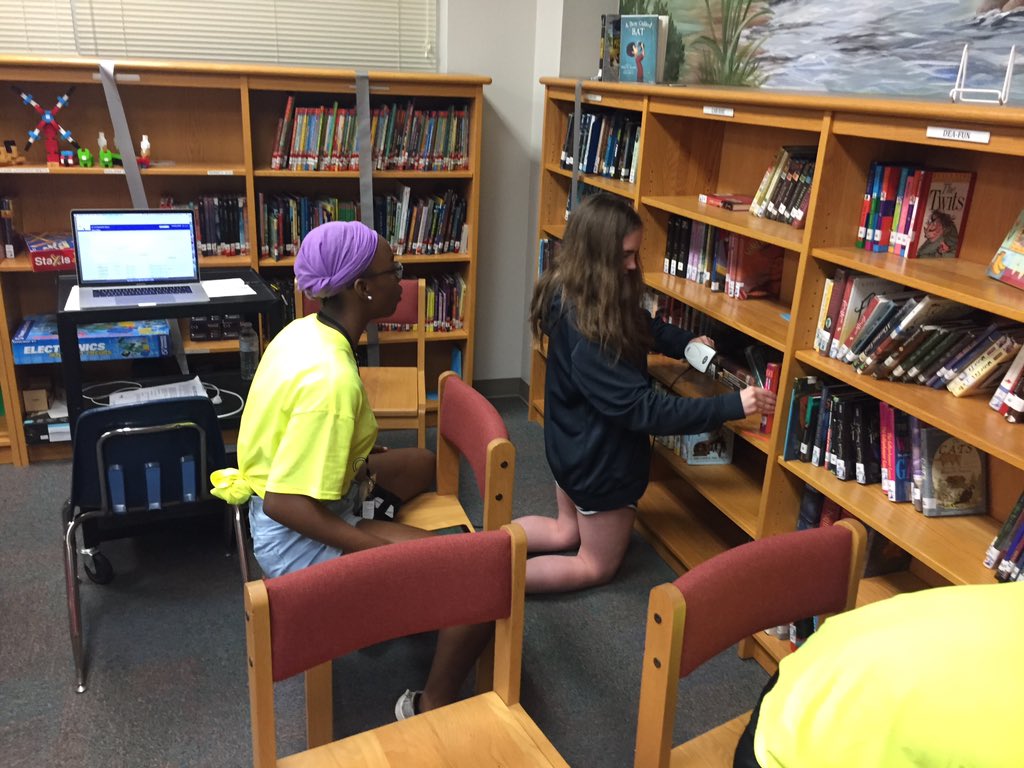 IrvinLibrary's tweet photo. #geniusweek @MidloHeritage much thanks for the volunteers frim Heritage High School helping get inventory started! #MISDproud #MISDhappy @tkaytim @JRIrvin_Elem https://t.co/tccXwgQqSJ
