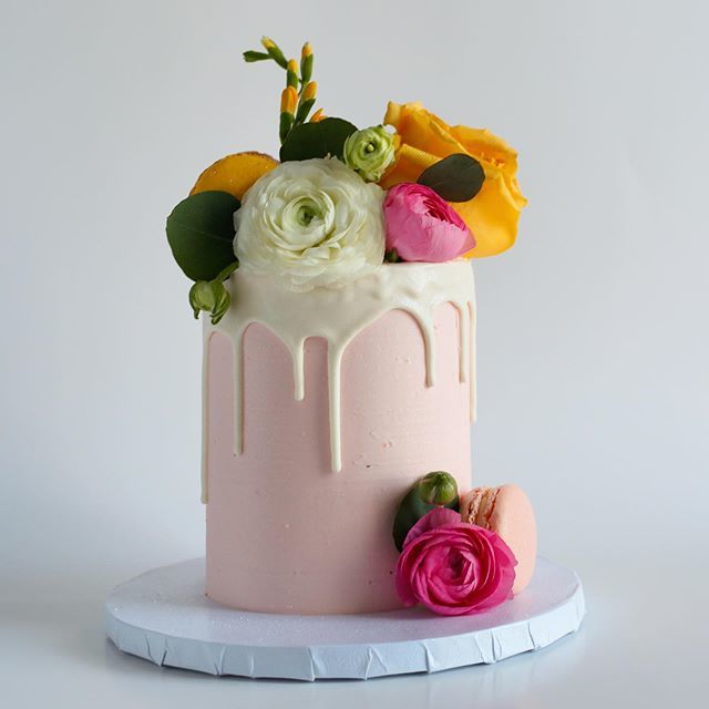 dbakers_miami's tweet photo. Flowers &amp; cake! What a better gift for mom? Both combined ❤️ 💐. Save time and preorder online!! #mothersday #miamimom #mompreneur #mothersdaycake #mothersdaygifts #motherslove #dbakersmiami #dbakers #dbakerssweetstudio #midtownmiami #wynwood #wynwood… https://t.co/ZsOLhQw6Mo https://t.co/9uTapeLVoT
