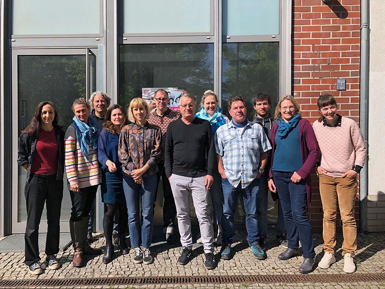 GFHFBerlin's tweet photo. Am Wochenende startete die f3 – freiraum für fotografie Masterclass mit @AndreasHerzau ! 10 Monate lang begleitet der renommierte Fotograf und Dozent die Teilnehmenden bei der Entwicklung ihrer Projekte. Mehr Infos: https://t.co/pRt1q4vetY https://t.co/Kt2H2GBuH1
