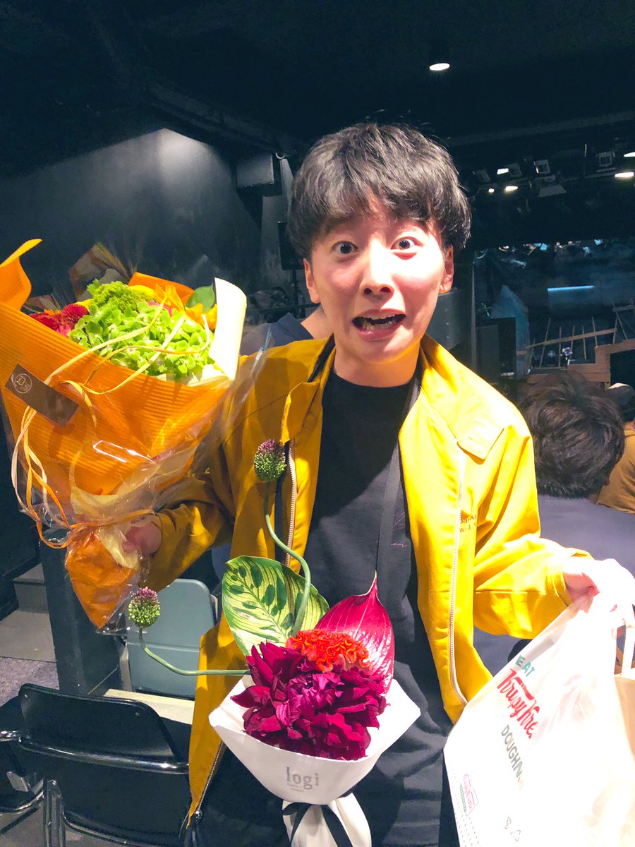 あさぎーにょ 1番好きなお花屋さんがあってさ 青山logiってとこなんやけど おしゃれなお花めちゃ多いねん 相手のイメージ伝えたら沢山セレクトしてくれる オススメ 友達にぴったりのクールな お花作って舞台を観に行った ひなたキラキラしてて素敵